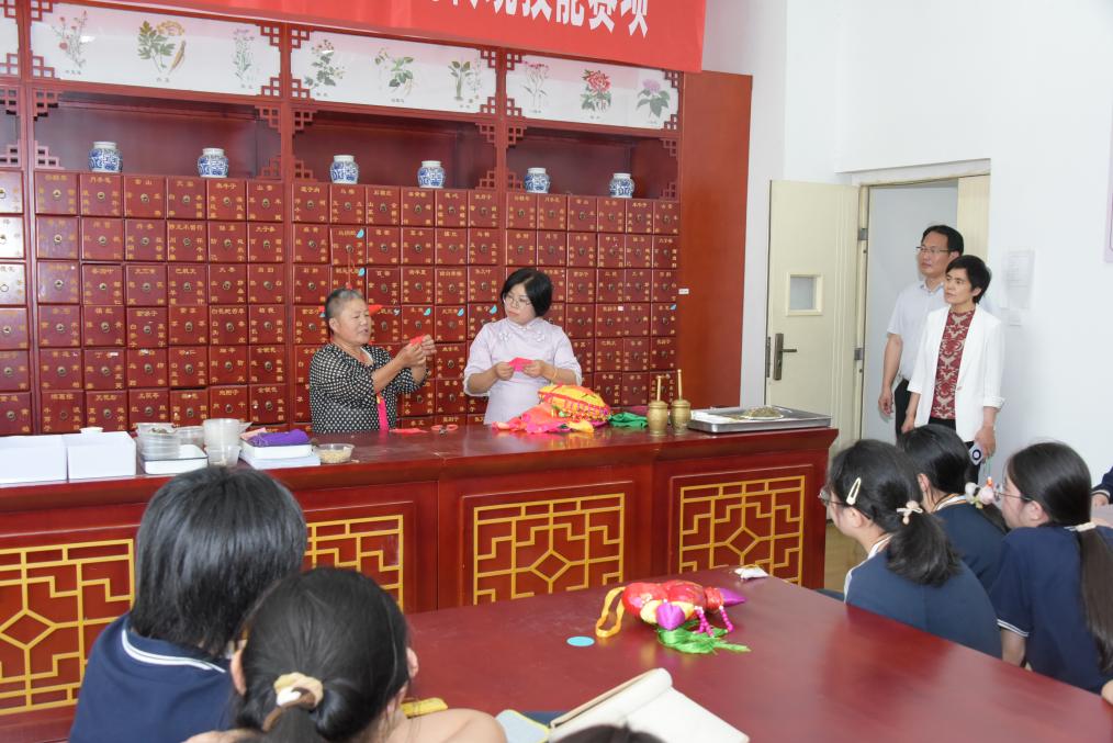 党建引领聚合力 非遗传承育新人 ——药品食品学院技能周活动启幕暨邳州香包文化传承活动启动